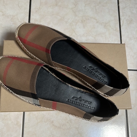 Burberry Shoes new with box and one dust bag only - Picture 5 of 9